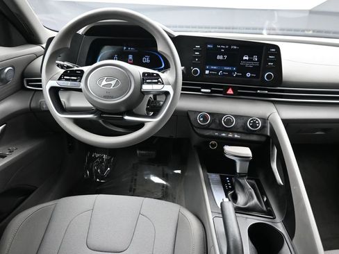 Certified 2024 Hyundai Elantra SE FWD image 19