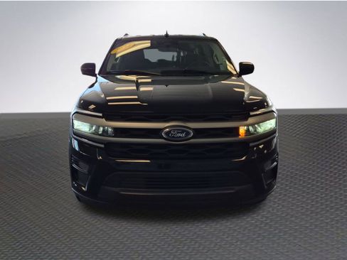 Certified 2024 Ford Expedition XLT image 3