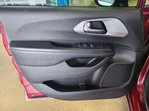 Used 2019 Chrysler Pacifica Touring-L w/ S Appearance Package FWD image 10