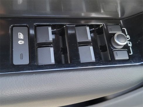 Used 2019 Land Rover Range Rover Velar S image 19