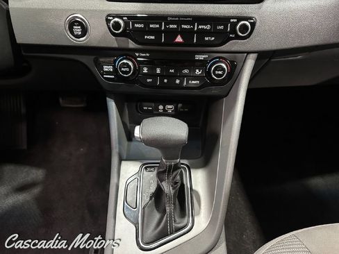 Used 2017 Kia Niro LX FWD image 35