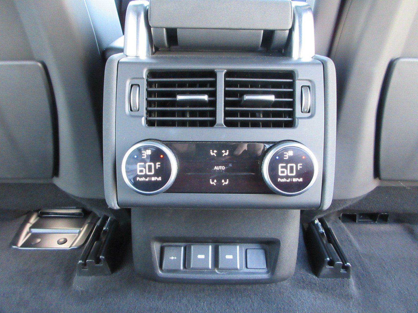 Used 2023 Land Rover Discovery Metropolitan Edition AWD/4WD image 23