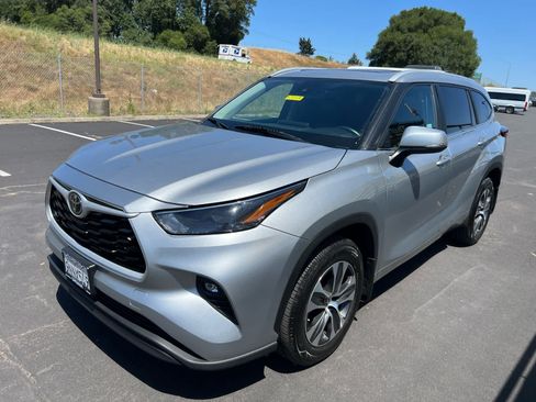 Used 2023 Toyota Highlander XLE AWD/4WD image 5