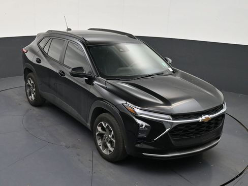 Used 2025 Chevrolet Trax LT FWD image 18