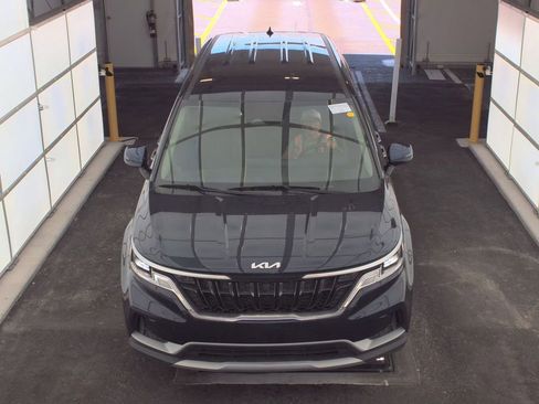 Used 2024 Kia Carnival LX FWD image 2