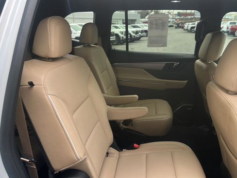 Used 2025 Buick Enclave Preferred w/ Power Package image 10