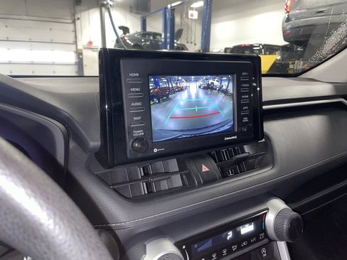 Used 2021 Toyota RAV4 LE image 17
