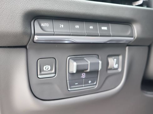 Certified 2025 Cadillac Escalade Premium Luxury AWD/4WD image 22