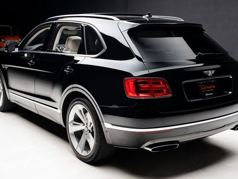 Used 2018 Bentley Bentayga AWD/4WD image 24