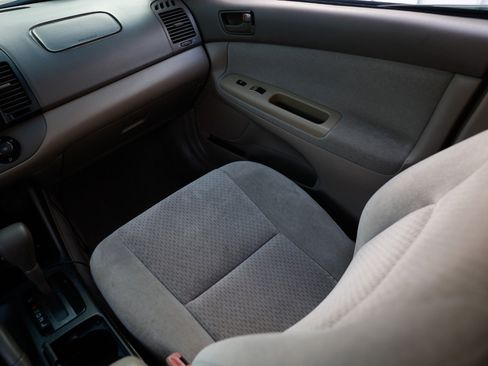 Used 2004 Toyota Camry LE image 14