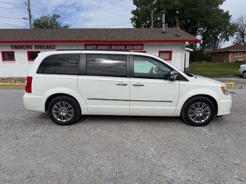 Used 2013 Chrysler Town & Country Touring-L w/ Driver Convenience Group FWD image 2