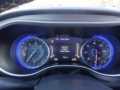 Used 2023 Chrysler Pacifica Touring-L image 18