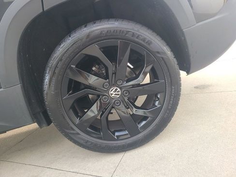 Used 2024 Volkswagen Taos SE w/ Panoramic Sunroof Package image 11