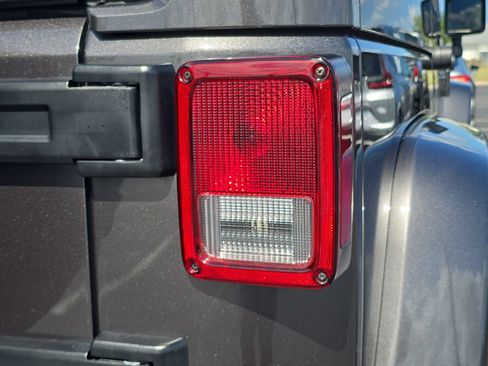 Used 2016 Jeep Wrangler Unlimited Rubicon AWD/4WD image 9