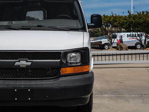 Used 2017 Chevrolet Express 2500 RWD image 40