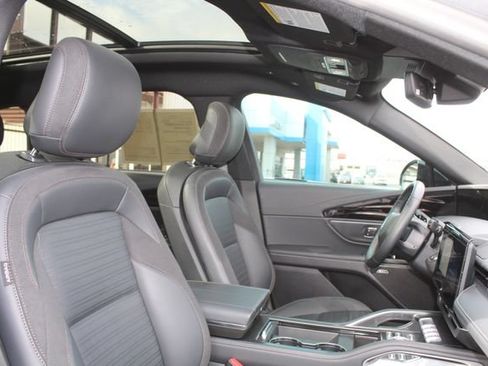 Used 2025 Lincoln Nautilus Reserve w/ Jet Appearance Package AWD/4WD image 17