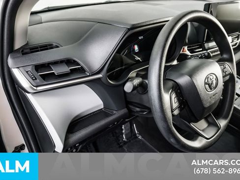 Used 2026 Toyota Sienna LE FWD image 35