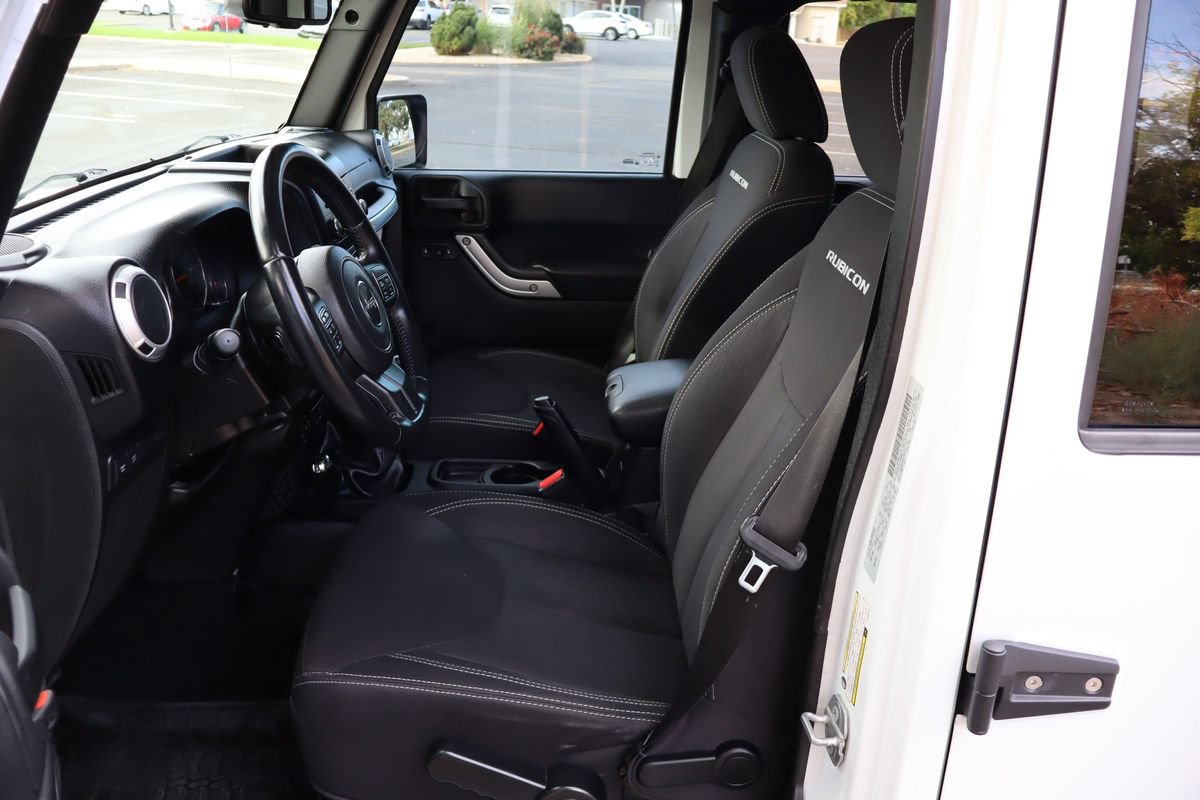 Used 2015 Jeep Wrangler Unlimited Rubicon w/ Connectivity Group AWD/4WD image 20