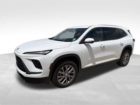 Used 2025 Buick Enclave Preferred w/ Power Package image 3