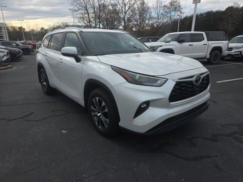 Used 2025 Toyota Highlander LE image 3