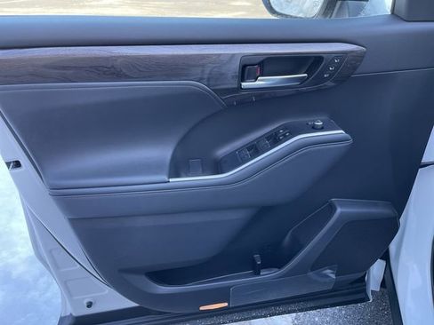 Used 2023 Toyota Highlander Limited AWD/4WD image 12