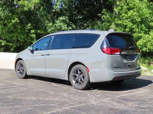Used 2020 Chrysler Pacifica Touring-L Plus FWD image 5