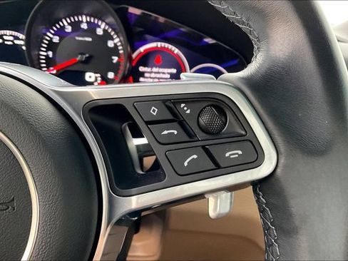 Used 2022 Porsche Cayenne AWD/4WD image 18