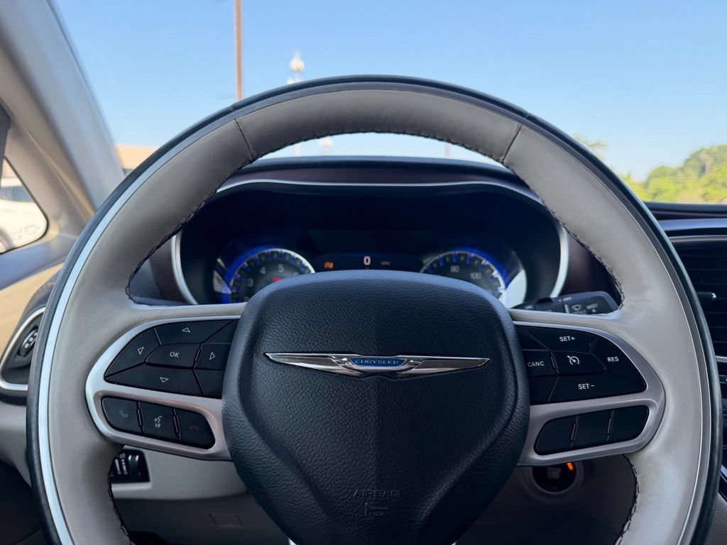 Used 2020 Chrysler Pacifica Limited FWD image 11