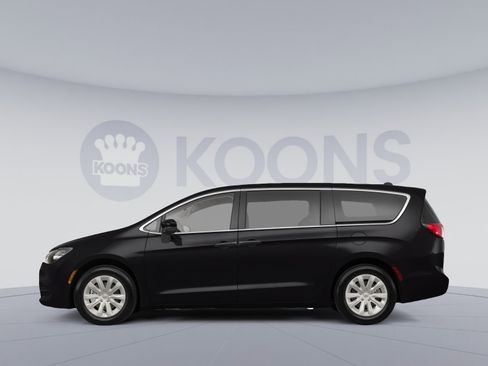 Used 2018 Chrysler Pacifica Touring-L FWD image 2