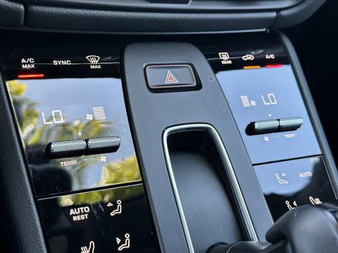 Certified 2025 Porsche Macan AWD/4WD image 23