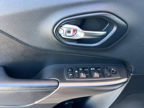 Used 2019 Jeep Cherokee Latitude w/ Popular Appearance Group FWD image 13