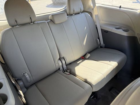 Used 2017 Toyota Sienna XLE Premium image 17