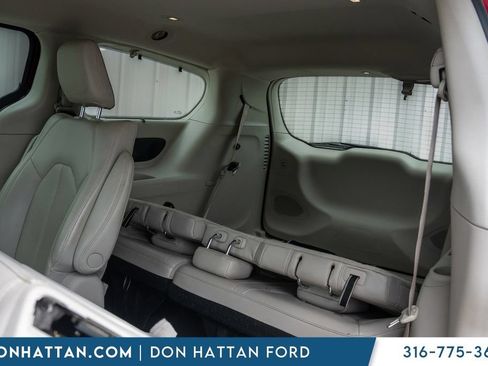 Used 2021 Chrysler Pacifica Touring-L FWD image 17