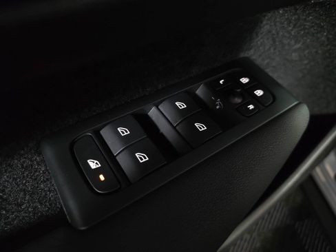 Used 2023 Volvo XC40 B5 Ultimate image 31