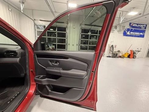 Used 2025 Honda Pilot TrailSport image 25