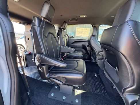 Used 2026 Chrysler Pacifica Select FWD image 14
