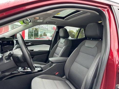 Used 2024 Chevrolet Trax LT w/ Sunroof Package FWD image 11