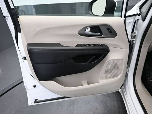 Used 2023 Chrysler Pacifica Touring-L FWD image 17