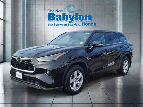 Used 2024 Toyota Highlander LE AWD/4WD image 1