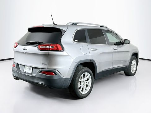 Used 2018 Jeep Cherokee Latitude w/ Cold Weather Group FWD image 9