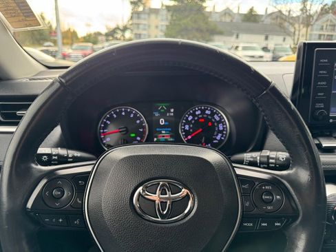 Used 2020 Toyota RAV4 XLE Premium image 18