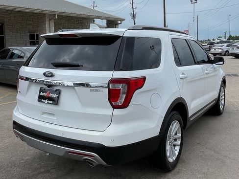 Used 2017 Ford Explorer XLT w/ Equipment Group 201A FWD image 3