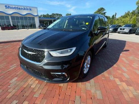 Used 2023 Chrysler Pacifica Touring-L FWD image 6
