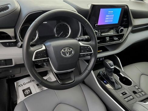 Certified 2024 Toyota Highlander XLE image 37