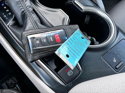 Used 2018 Toyota Camry XLE image 13