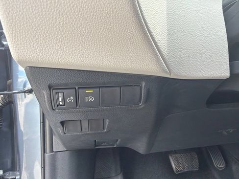 Used 2025 Toyota Corolla Cross L FWD image 11