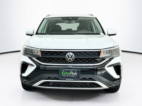 Used 2023 Volkswagen Taos SE w/ Panoramic Sunroof Package AWD/4WD image 2