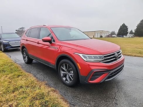 Used 2022 Volkswagen Tiguan SE image 2