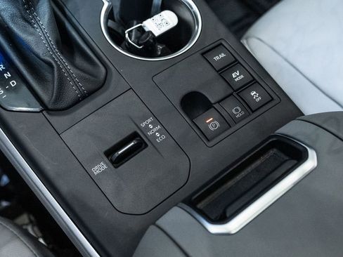 Certified 2025 Toyota Highlander XLE image 21