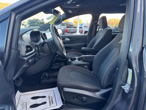 Used 2021 Chrysler Pacifica Touring w/ S Appearance Package image 14